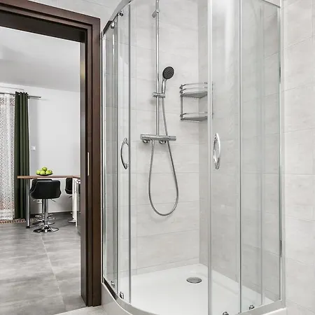 Luxury By Center Square *