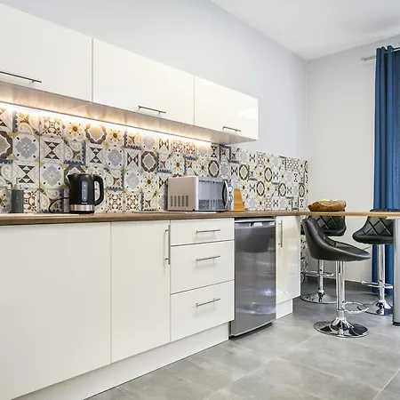 Luxury By Center Square *